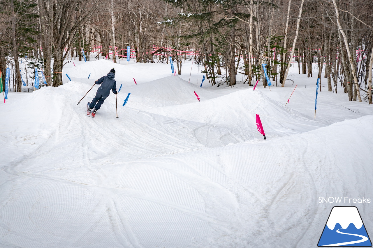 富良野スキー場｜季節は、まだ冬？それとも…？小雪が舞い、たくさんの雪が残る富良野スキー場で、春の恒例イベント『春スキー池渡り大会』開催(^^)/